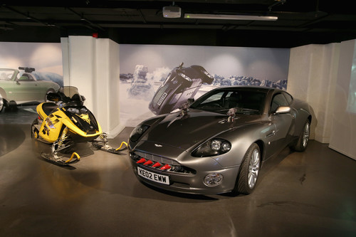Bond-Ausstellung in London: Aston Martin V12 Vanquish und Bombardier MX Z-Rey Sky-doo „Stirb an einem anderen Tag“ (2002).
