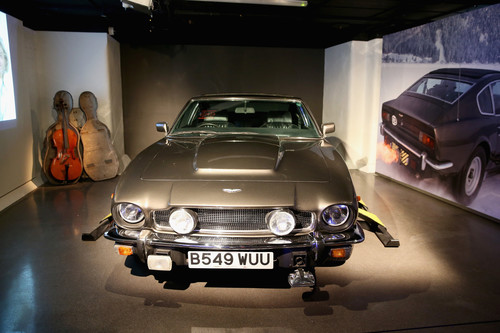 Bond-Ausstellung in London: Aston Martin V8 Volante und Cello-Schlitten aus „Der Hauch des Todes“ (1987).