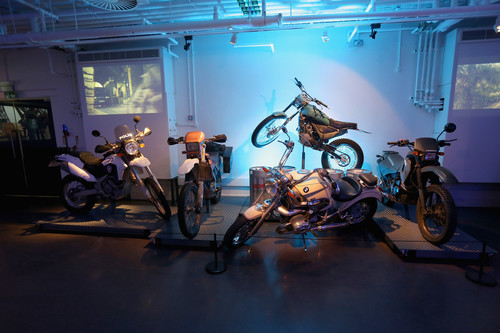 Bond-Ausstellung in London: Motorräder aus „Skyfall“ (2012“, „Der Morgen stirbt nie“ (1997) und „Golden Eye“ (1995).