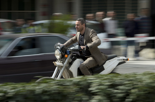 Bond-Bösewicht Patrice (Ola Rapace) auf einer Honda CRF 250 R in Polizeiausführing.