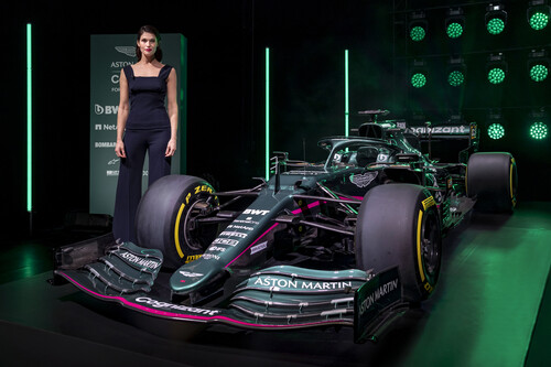 &quot;Bond-Girl&quot; Gemma Arterton präsentiert Aston Martins Formel 1-Boliden AMR 21.