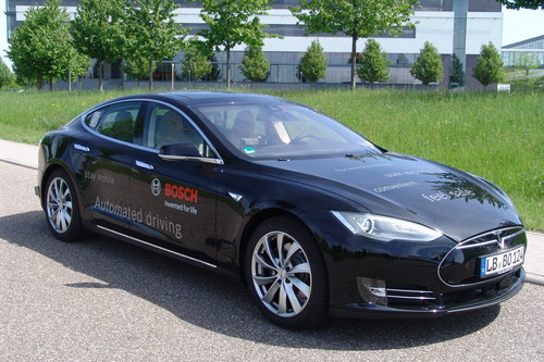 Bosch hat einen Tesla-Prototyp für Tests zum autonomen Fahren ausgerüstet.