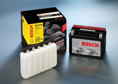 Bosch M 6-Motorradbatterie mit Säurepaket.