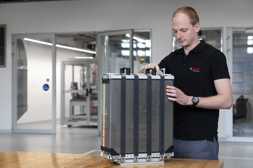 Bosch steigt in die Serienfertigung von Brennstoffzellen für Lkw und Pkw ein: Brennstoffzellen-Stack.
