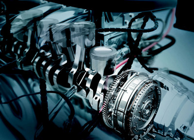Bosch und der Parallel-Hybrid: Bosch entwickelt leistungsstarke und effiziente elektrische Maschinen, die in den Antriebsstrang des Hybridfahrzeugs integriert werden können. Der Integrierte Motor Generator (IMG) ist zwischen Verbrennungsmotor und Getriebe platziert. Er dient sowohl als Antriebseinheit als auch als Generator.