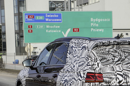 „Bratislava2Beijing“: Rainer Zietlow und sein Team fuhren mit einem noch getarnten Fahrzeug zur Weltpremiere des VW Touareg III.