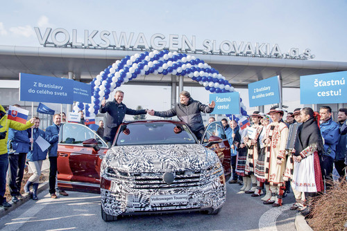 „Bratislava2Beijing“: Start der 21-tägigen Fahrt mit einem noch getarnten Fahrzeug zur Weltpremiere des VW Touareg III.