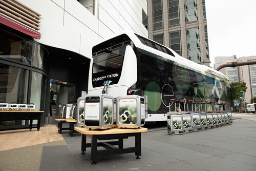 Brennstoffzellenbus Moving e lädt Energiespeicher.