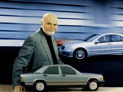 Bruno Sacco, bis 1999 verantwortlich für das Design bei Mercedes-Benz, mit einem Modell des Mercedes-Benz 190 der Baureihe W 201 (1982–1993).
