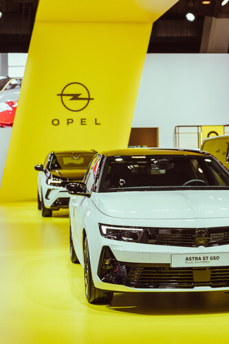 Brüssel Motor Show 2023: Opel Astra GSe und Grandland GSe (im Hintergrund).
