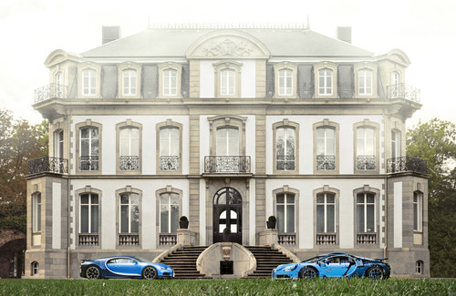 Bugatti Chiron von Lego Technic (r.) und das Vorbild vor dem Firmensitz des französischen Sportwagenherstellers in Molsheim.