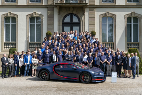Bugatti-Präsident Stephan Winkelmann (Mitte) und Mitarbeiter mit dem 100. Chiron vor dem Firmensitz Château St. Jean in Molsheim.