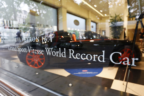 Bugatti zeigt in London die beiden schnellsten Seriensportwagen der Welt.