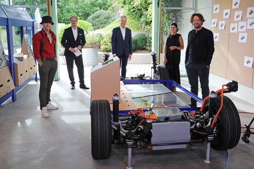 „Build on Volkswagen“ in der Autostadt: Eric Stehfest, Claudius Colsman, Nikolai Ardey, Esra Aydin und Friedrich von Borries (v.l.n.r.) an der MEB-Installation der neuen Ausstellung „Build on Volkswagen“.