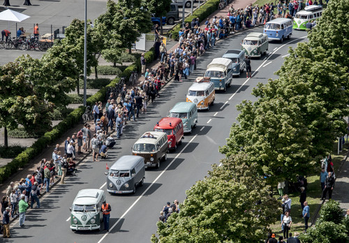 „Bulli Summer Festival“: Fahrzeugkonvoi von Wolfsburg nach Hannover.