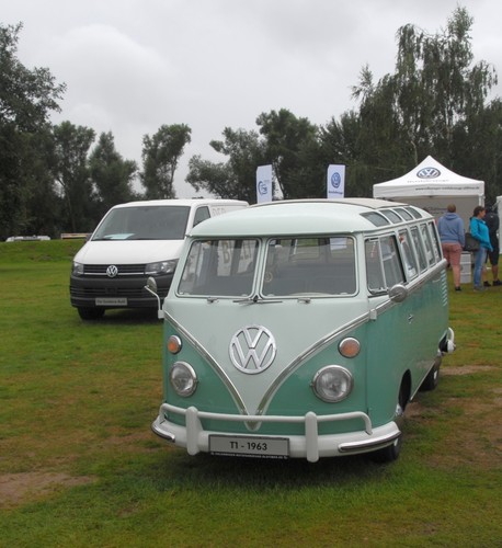 „Bulli Summer Festival“ in Wolfsburg: VW Bus T1 und T6.