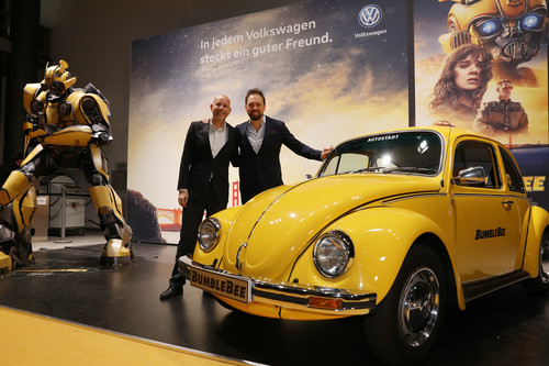 „Bumblebee“-Sneaktpreview in der Autostad. Moderator Steven Gätjen (rechts) mit Jost Körfer vom Team der Autostadt.
