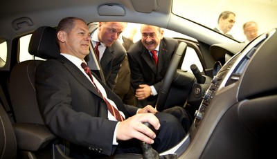 Bundesarbeitsminister Olaf Scholz besucht das Opel-Werk in Rüsselsheim