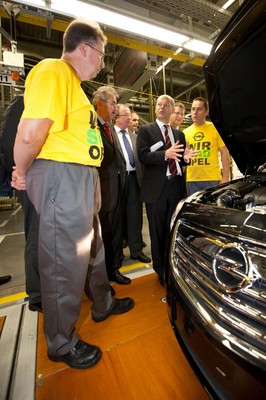Bundesarbeitsminister Olaf Scholz besucht das Opel-Werk in Rüsselsheim