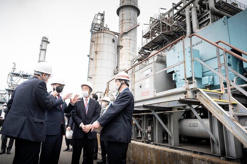 Bundeskanzler Scholz besucht die Toa Keihin-Raffinerie mit der  Wasserstoffanlage der Chiyoda Corporation.