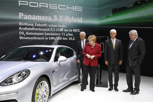 Bundeskanzlerin Angela Merkel beim Messerundgang am Porsche-Stand mit Firmenchef Matthias Müller (rechts), Bundesverkehrsminister Dr. Peter Ramsauer (links) und Hessens Ministerpräsident Volker Bouffier (ganz rechts) am Panamera S E-Hybrid.