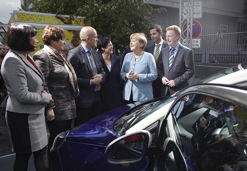Bundeskanzlerin Angela Merkel zeigte großes Interesse am neuen Opel Adam beim Sommerfest der Landesvertretung Thüringen in Berlin. Mit dabei: Thüringens Wirtschaftsminister Christoph Matschie (rechts) und Ministerpräsidentin Christine Lieberknecht (links neben der Bundeskanzlerin).
