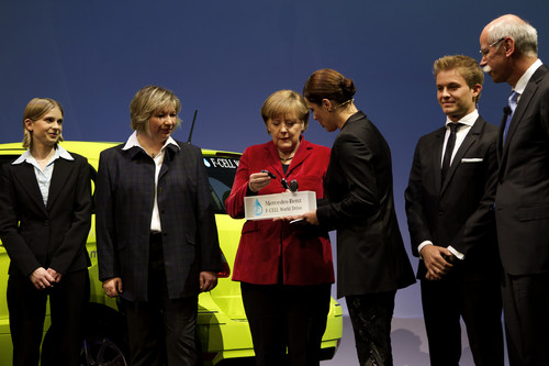 Bundeskanzlerin Dr. Angela Merkel bei der Schlüsselübergabe zum Start der F-Cell World Drive.
