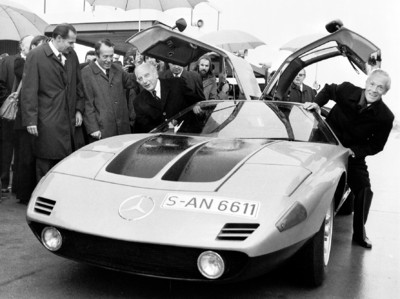Bundespräsident Walter Scheel besuchte am 30. Oktober 1974 die Daimler-Benz AG in Stuttgart-Untertürkheim. Vorstandsmitglied Prof. Dr. Hans Scherenberg (rechts) fuhr mit ihm im Mercedes-Benz C 111/II eine Versuchsrunde auf dem Testgelände.