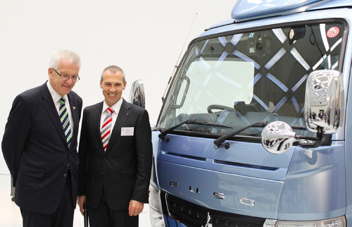 Bundesratspräsident und Minsiterpräsident Winfried Kretschmann (l.) und Gustav Tuschen, Leiter Produktentwicklung Mitsubishi Fuso Truck and Bus Corporation (MFTBC) im Hybridzentrum von Daimler Trucks in Kawasaki, Japan.