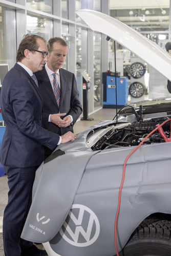 Bundesverkehrsminister Alexander Dobrindt und VW-Markenvorstandsvorsitzender Dr. Herbert Diess informierten sich in Berlin über die praktische Durchführung der Umrüstung.