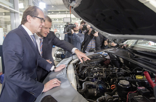 Bundesverkehrsminister Alexander Dobrindt und VW-Vorstansvorsitzender Dr. Herbert Diess informierten sich in Berlin über die praktische Durchführung der Umrüstung.
