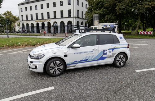 Bundesverkehrsminister Andreas Scheuer fährt in Hamburg im vollautomatisierten VW e-Golf.