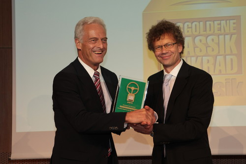 Bundesverkehrsminister Dr. Peter Ramsauer bekam den Sonderpreis der Redaktion des Goldenen Klassik-Lenkrades 2011.