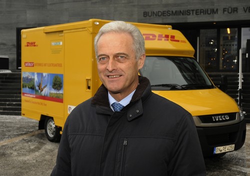 Bundesverkehrsminister Peter Ramsauer übergab DHL einen Förderbescheid für drei in Berlin eingesetzte Iveco Daily Electric (im Hintergrund).