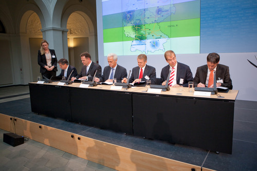 Bundesverkehrsminister Peter Ramsauer und Industrievertreter unterzeichneten eine Absichtserklärung zum Bau von mindestens 35 weiteren öffentlichen Wasserstofftankstellen bis zum Jahr 2015.