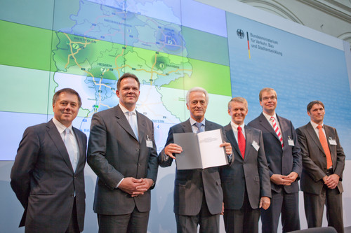 Bundesverkehrsminister Peter Ramsauer und Industrievertreter unterzeichneten eine Absichtserklärung zum Bau von mindestens 35 weiteren öffentlichen Wasserstofftankstellen bis zum Jahr 2015.