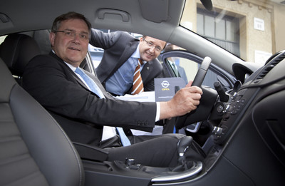 Bundesverteidigungsminister Dr. Franz Josef Jung übernahm den Insignia von Michael Klaus, Exekutiv Direktor Vertrieb, Marketing und Aftersales bei Opel.