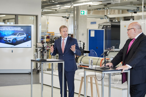 Bundeswirtschaftsminister Peter Altmaier (rechts) und der Vorstandsvorsitzende der BMW AG, Oliver Zipse (inks), im Wasserstoff-Kompetenzzentrum der BMW Group. 
