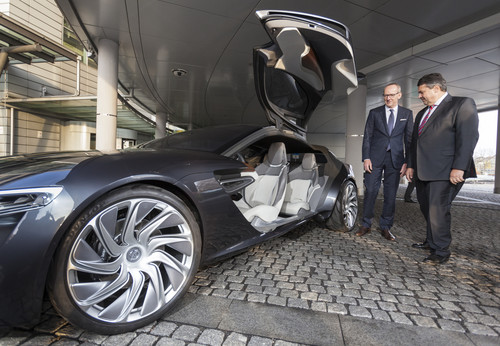 Bundeswirtschaftsminister Sigmar Gabriel (rechts) und Opel-Vorstandsvorsitzender Dr. Karl-Thomas Neumann am Opel Monza Concept.