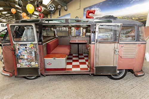 Busfest 2019: Samba-Bus von 1954 mit von seinem Besitzer Rikki James liebevoll individualisiertem Innenleben.