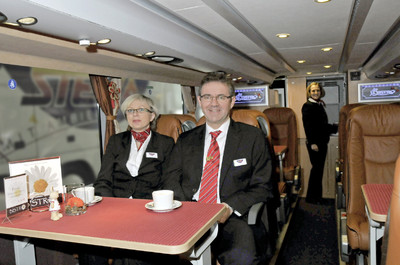 Busreise-Unternehmer Kerstin und Peter Stenger im Bistro eines ihrer neuen Setra S 431 DT.