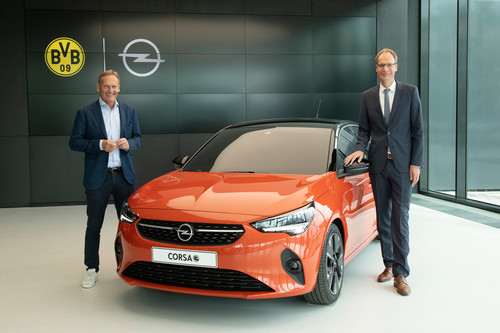 BVB-Chef Hans-Joachim Watzke und Opel-Chef Michael Lohscheller mit dem Corsa-e (von links). 