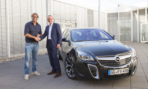 BVB-Trainer Jürgen Klopp (links) bekommt von Opel-Chef Dr. Karl-Thomas Neumann persönlich den ersten neuen Insignia OPC.