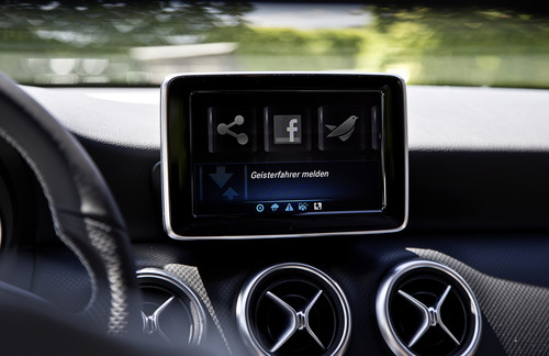 Car-to-X-Kommunikation bei Mercedes-Benz: einen Geisterfahrer melden.