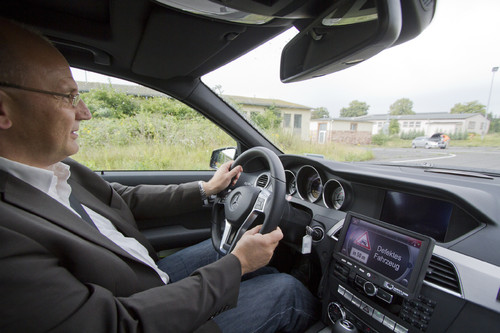 Car-to-X-Kommunikation: Im Display des Fahrzeugs werden Hindernisse angezeigt.