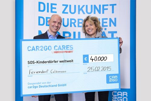 Car2go-Geschäftsführer Thomas Beermann übergibt Sabine Fuchs, Geschäftsführerin von SOS-Kinderdörfer Global Partner, den symbolischen Scheck für die Spende in Höhe von 40 000 Euro.