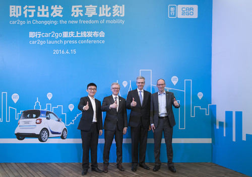 Car2go startet im chinesischen Chongqing sein erstes Carsharing in Asien (v.l.): Zheng Guo, Roland Keppler, Karl Deppen und Rainer Becker vom Management-Team.