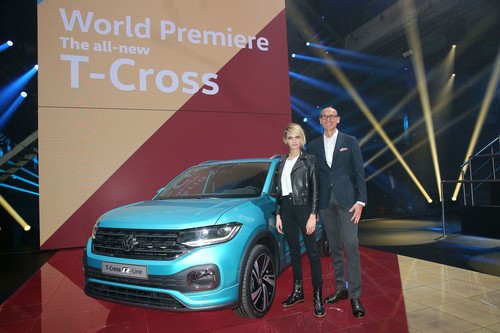 Cara Delevingne, britisches Top-Model, Schauspielerin und Ralf Brandstätter, Chief Operating Officer der Marke Volkswagen, neben dem Volkswagen T-Cross.