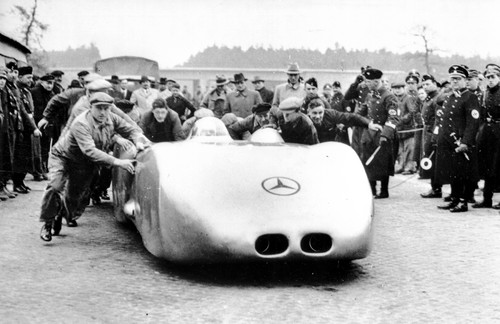 Caracciola wird am 28. Januar 1938 zum Start angeschoben und auf die Rekordfahrt geschickt.