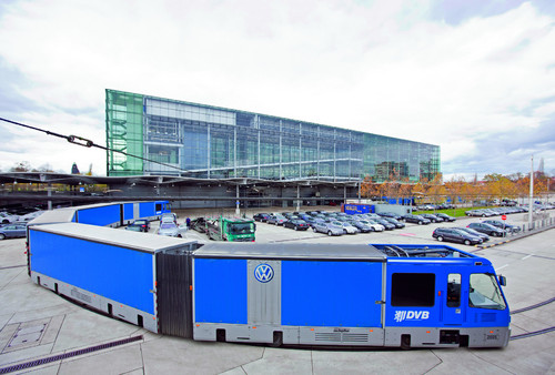 „CarGoTram“ von Volkswagen  auf dem Gelände der Gläsernen Manufaktur.
